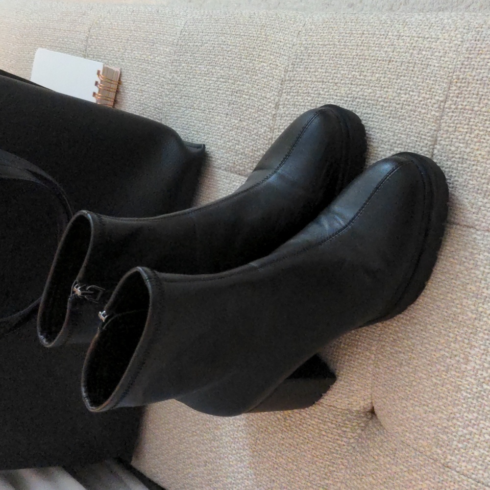 Aerosoles black leather lug sole boots